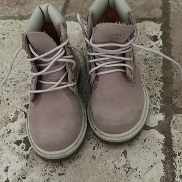 Size 8 ( girls ) authentic timberland boots. - Picture 5 of 6